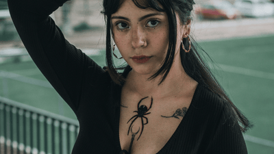 Η ιστορία του κορσεδένιου φορέματος – από τις μεσαιωνικές επιρροές έως τη σύγχρονη γοτθική μόδα