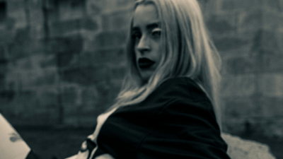 Όχι μόνο φούτερ – πώς ένα μπλουζάκι μπορεί να γίνει δήλωση κοσμοθεωρίας;