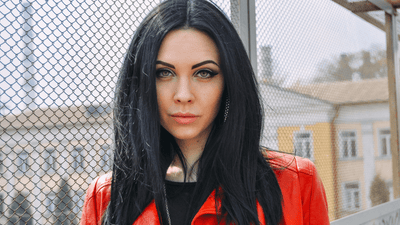 Γοτθικό τοπ ως βάση του outfit – πώς να αρχίσεις να χτίζεις το σκοτεινό σου στυλ ξεκινώντας από πάνω