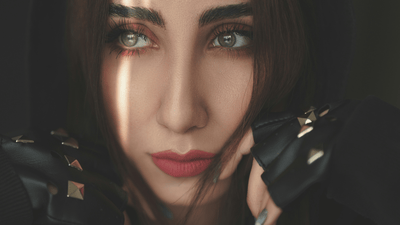 Καλοκαιρινό gothic στυλ – ανάλαφρα τοπ και μπλουζάκια σε σκούρες αποχρώσεις