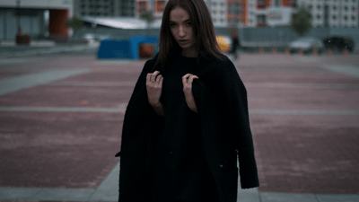 Πώς να επιλέξετε ένα γοτθικό παλτό για τον χειμώνα – οδηγός για στυλ και υφάσματα