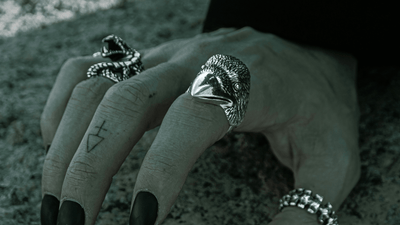 Goth στη σκηνή: ανδρική γοτθική μόδα στο θέατρο και το δράμα